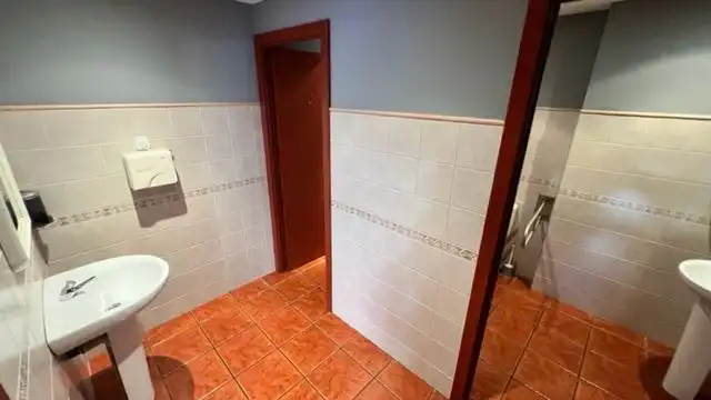 Baño de Local en venta en Torredembarra con Aire acondicionado, Calefacción y Amueblado