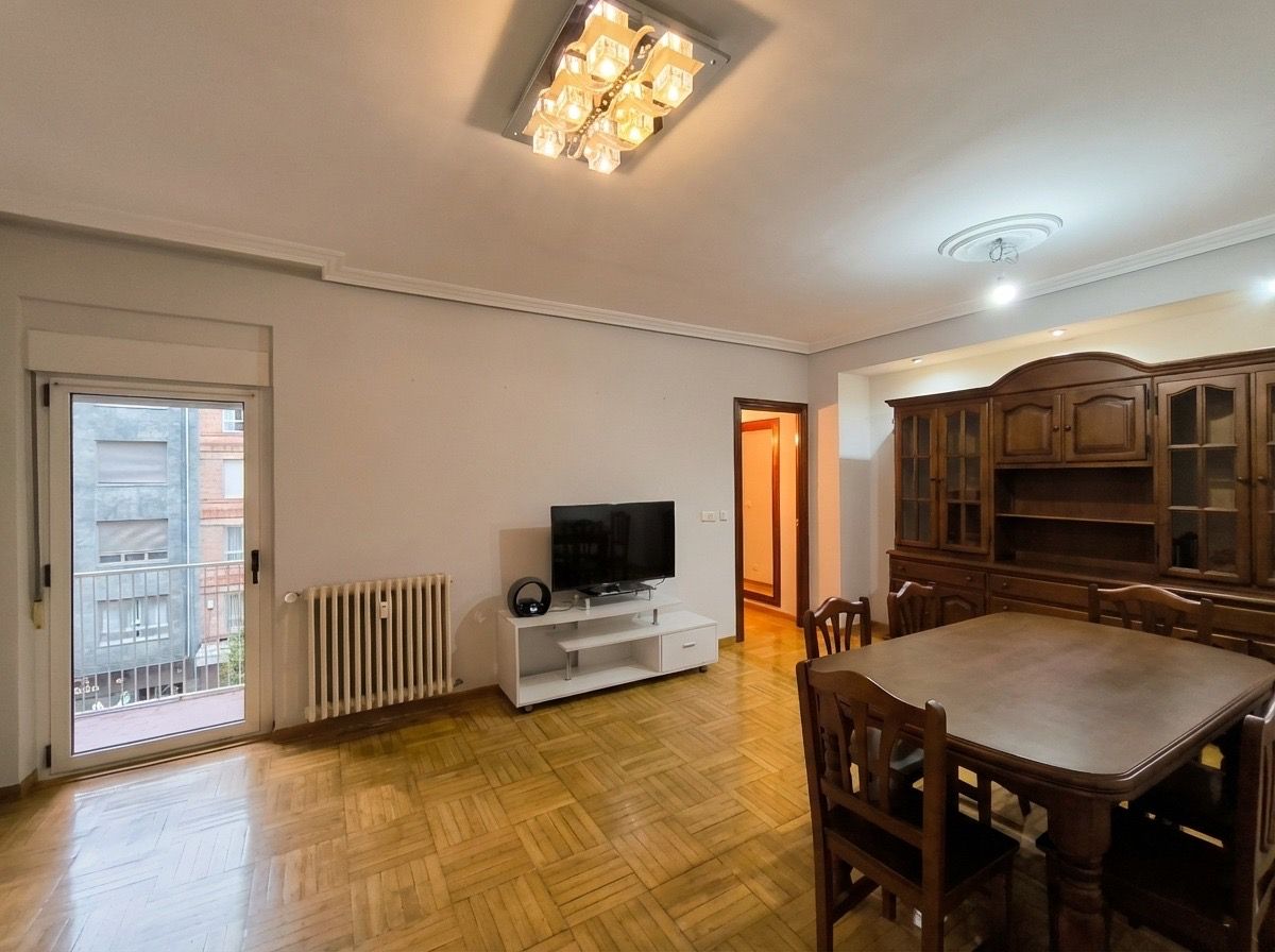 Pis de lloguer a Calle Foncalada, Salesas - Foncalada - Campoamor, Centro - Casco Histórico