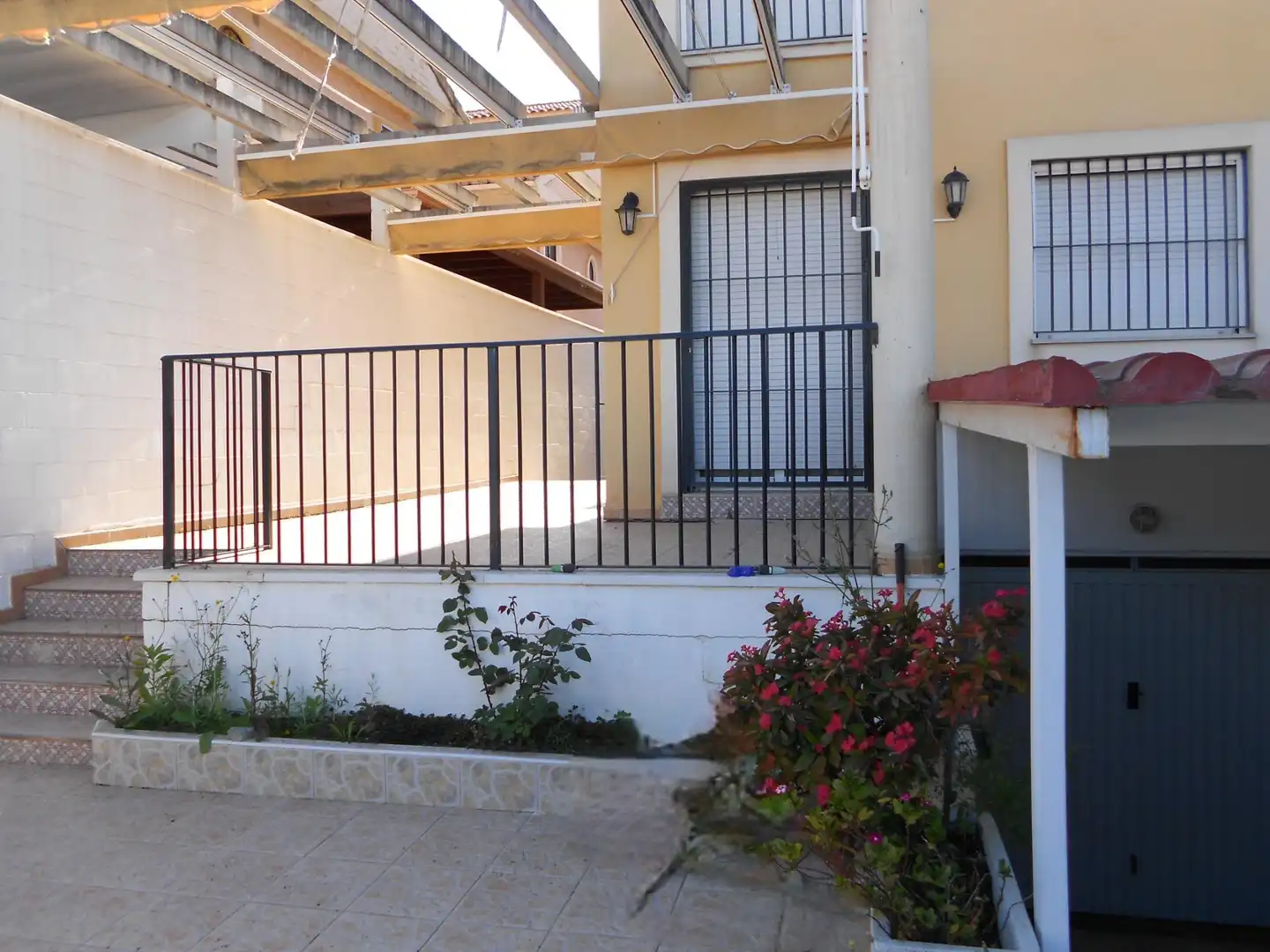 Außenansicht von Einfamilien-Reihenhaus zum Verkauf in Murcia mit Klimaanlage, Heizung und Privatgarten