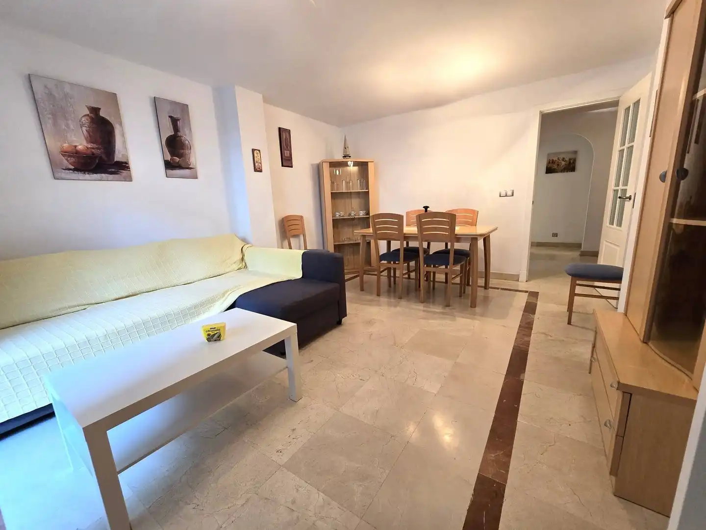 Wohnzimmer von Erdgeschoss zum Verkauf in Manilva mit Klimaanlage, Terrasse und Möbliert