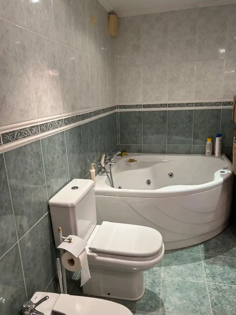 Badezimmer von Einfamilien-Reihenhaus zum Verkauf in Santa Cruz del Retamar mit Klimaanlage, Heizung und Privatgarten