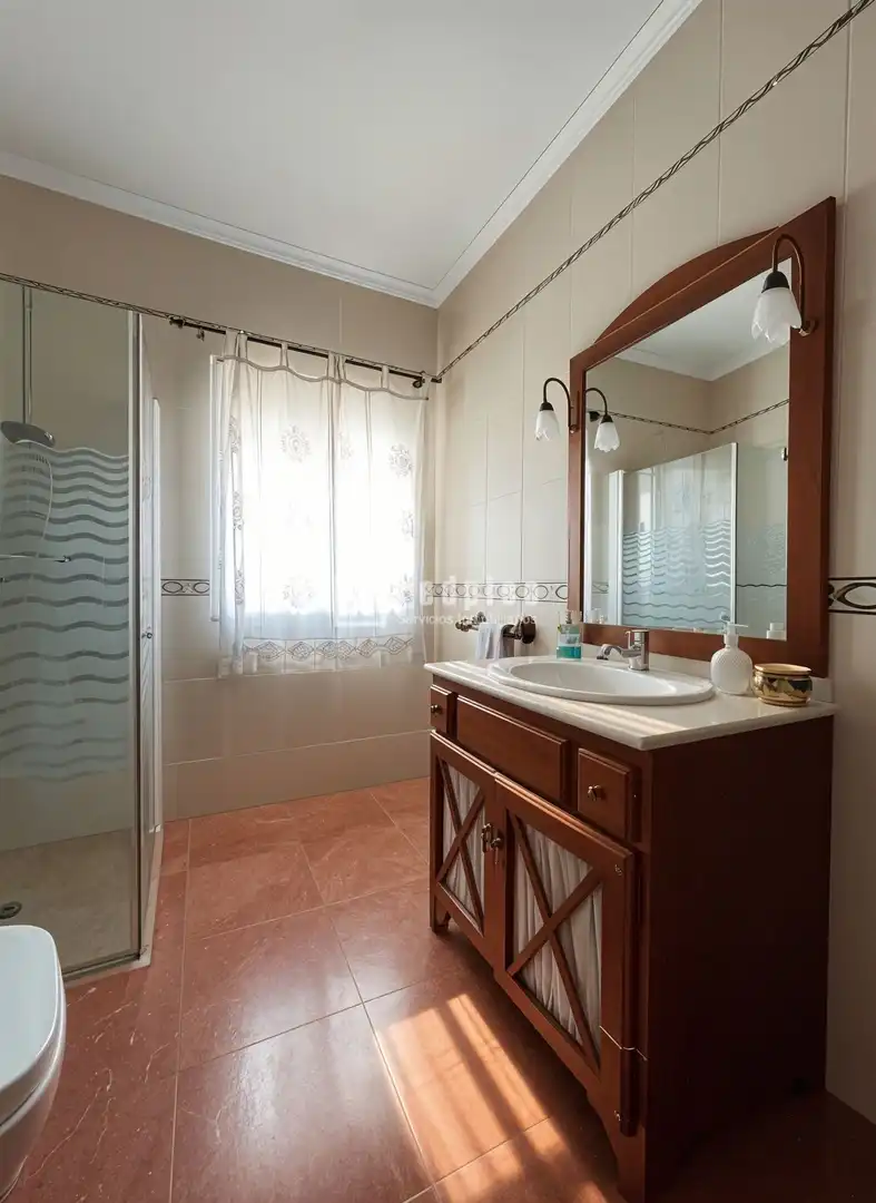 Baño de Casa o chalet en venta en Mairena del Aljarafe con Aire acondicionado, Trastero y Alarma