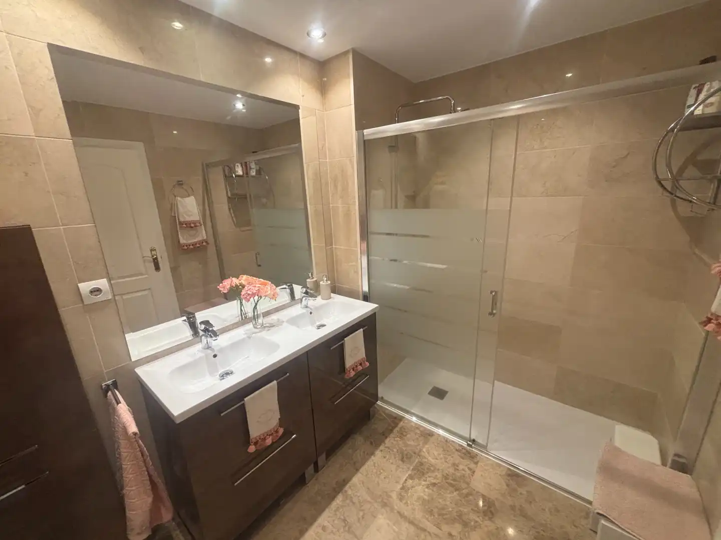 Baño de Piso en venta en Marbella con Aire acondicionado, Terraza y Amueblado