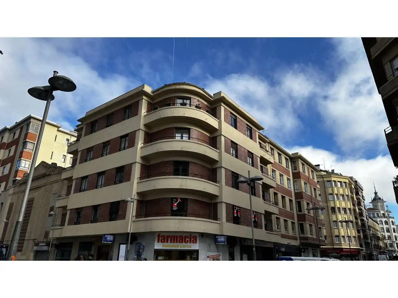 Außenansicht von Gebäude zur Miete in  Pamplona / Iruña