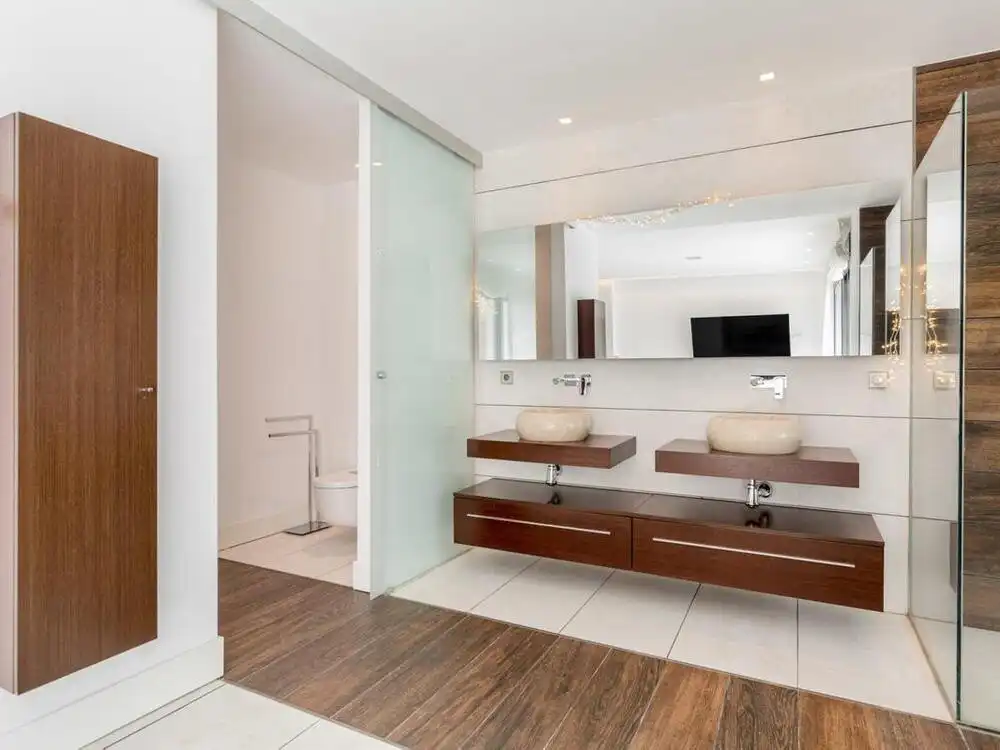 Badezimmer von Erdgeschoss zur Miete in Marbella mit Klimaanlage, Privatgarten und Terrasse