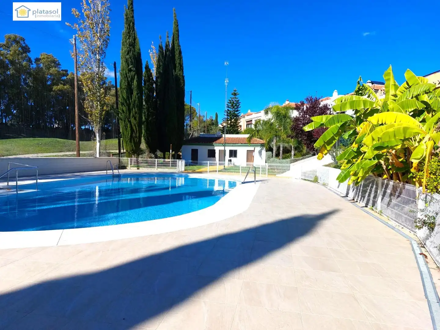 Piscina de Casa adosada en venda en Guillena amb Aire condicionat, Calefacció i Jardí privat