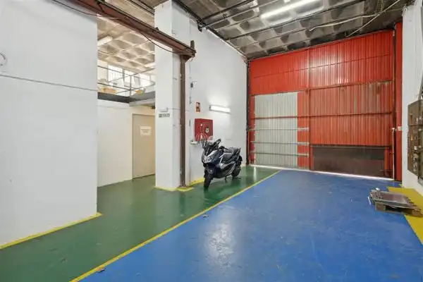 Nave industrial en venta en L'Hospitalet de Llobregat con Calefacción y Alarma