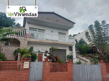 Casa con balcón en venta en Calle Serra de L'Ordal 12