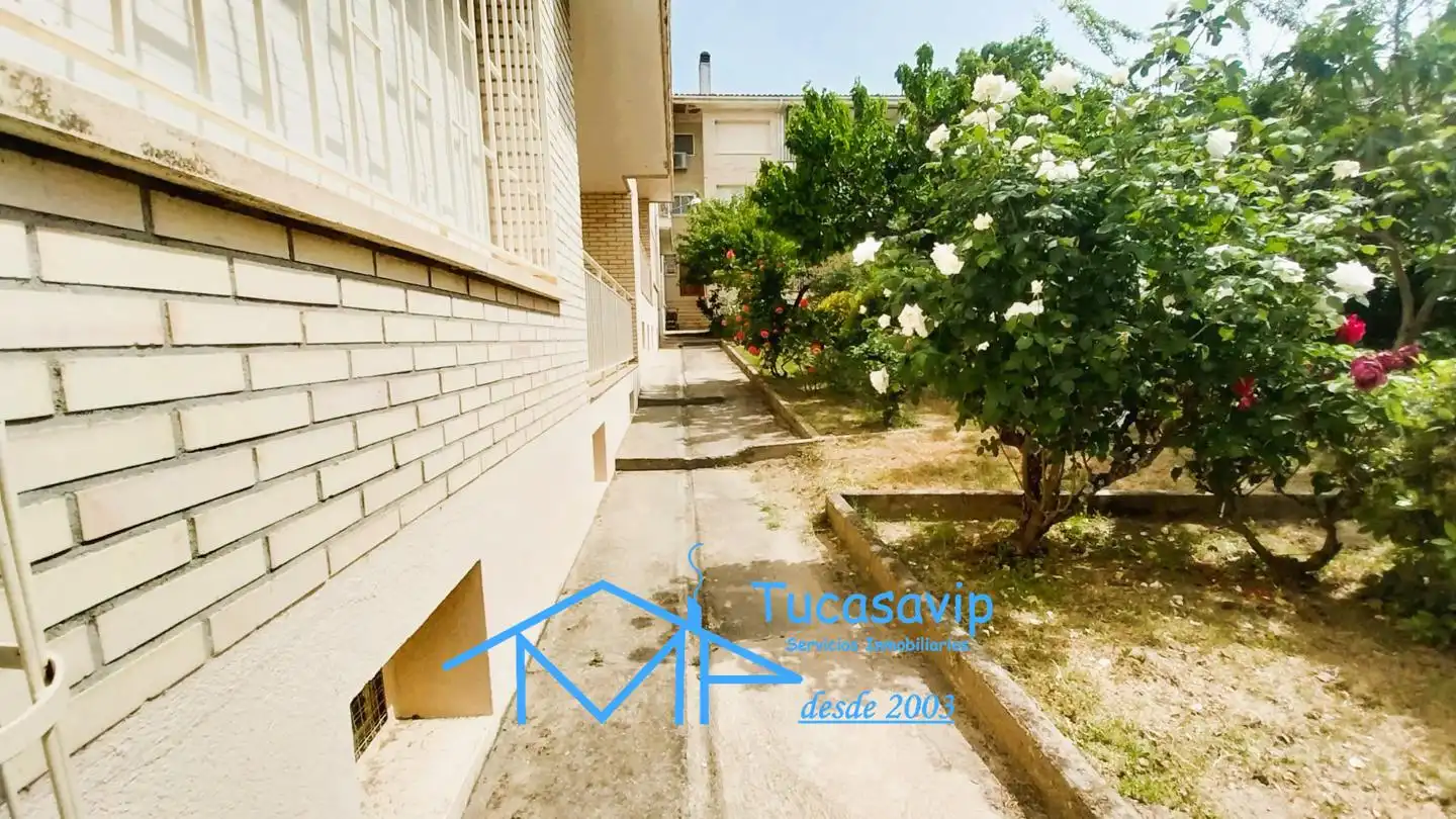 Vista exterior de Piso en venta en La Adrada  con Calefacción, Jardín privado y Terraza