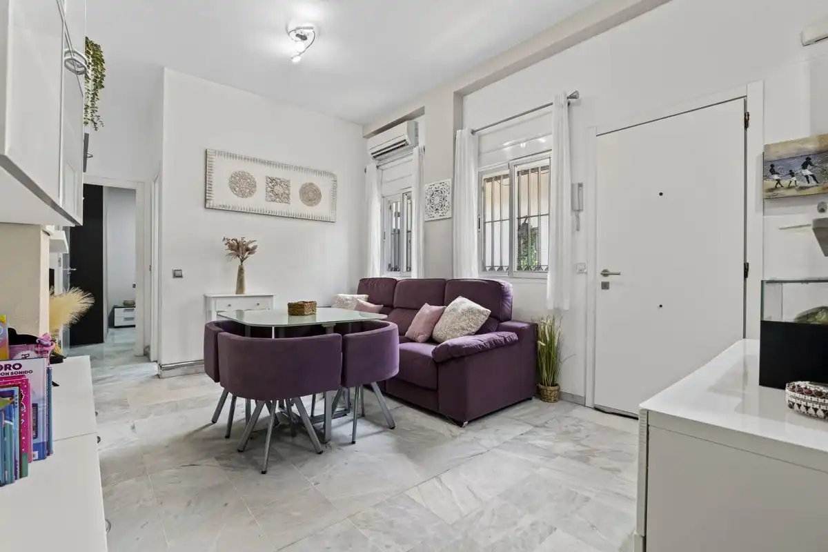 Living room of Flat for sale in Sevilla  with Air Conditioner, Heating and Furnished
