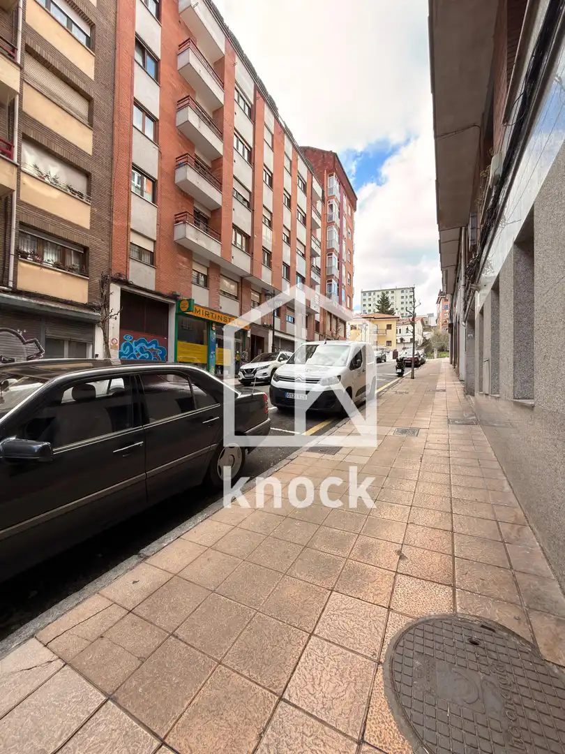 Aparcament de Pis en venda en Oviedo  amb Calefacció, Parquet i Traster