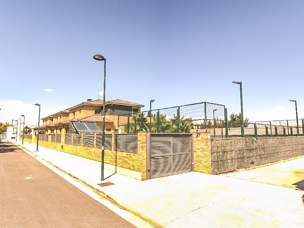 Exterior view of Single-family semi-detached for sale in  Zaragoza Capital