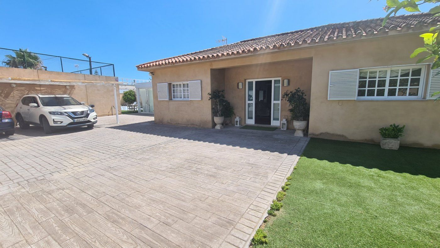 Exterior view of House or chalet for sale in Chiclana de la Frontera  with Heating, Private garden and Terrace
