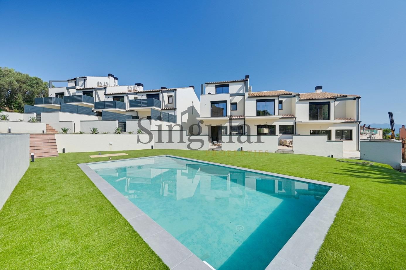 Swimming pool of Single-family semi-detached for sale in Llers  with Air Conditioner, Heating and Terrace