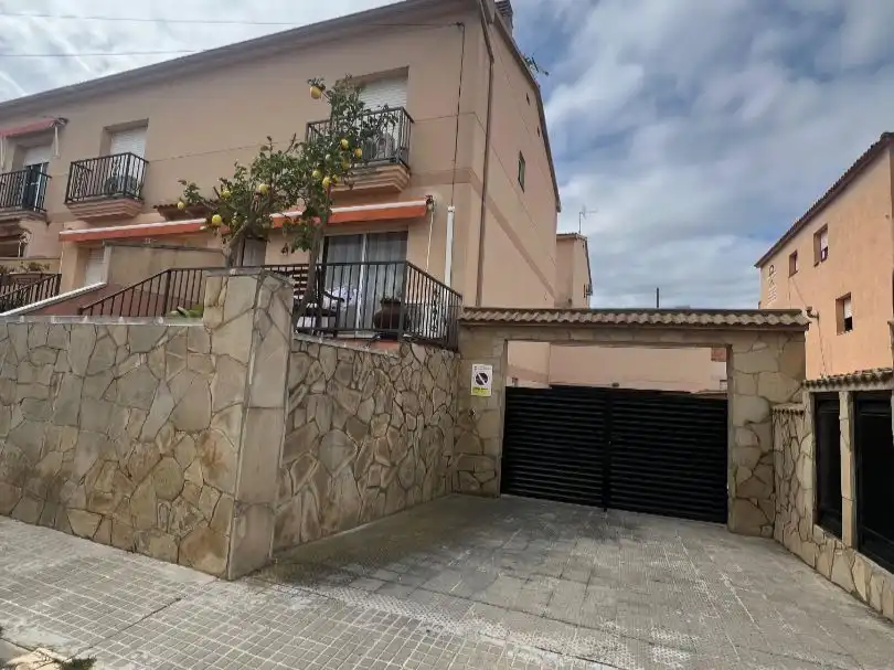 Casa aparellada en venda a c/ de la rosa 5