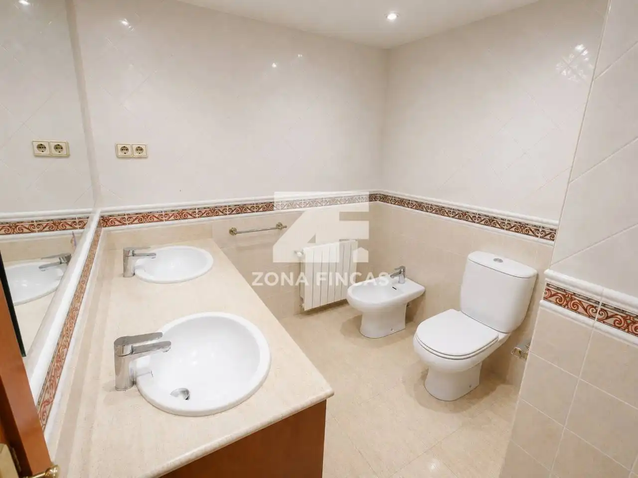 Bathroom of Flat for sale in Santa Coloma de Gramenet  with Air Conditioner, Heating and Parquet flooring