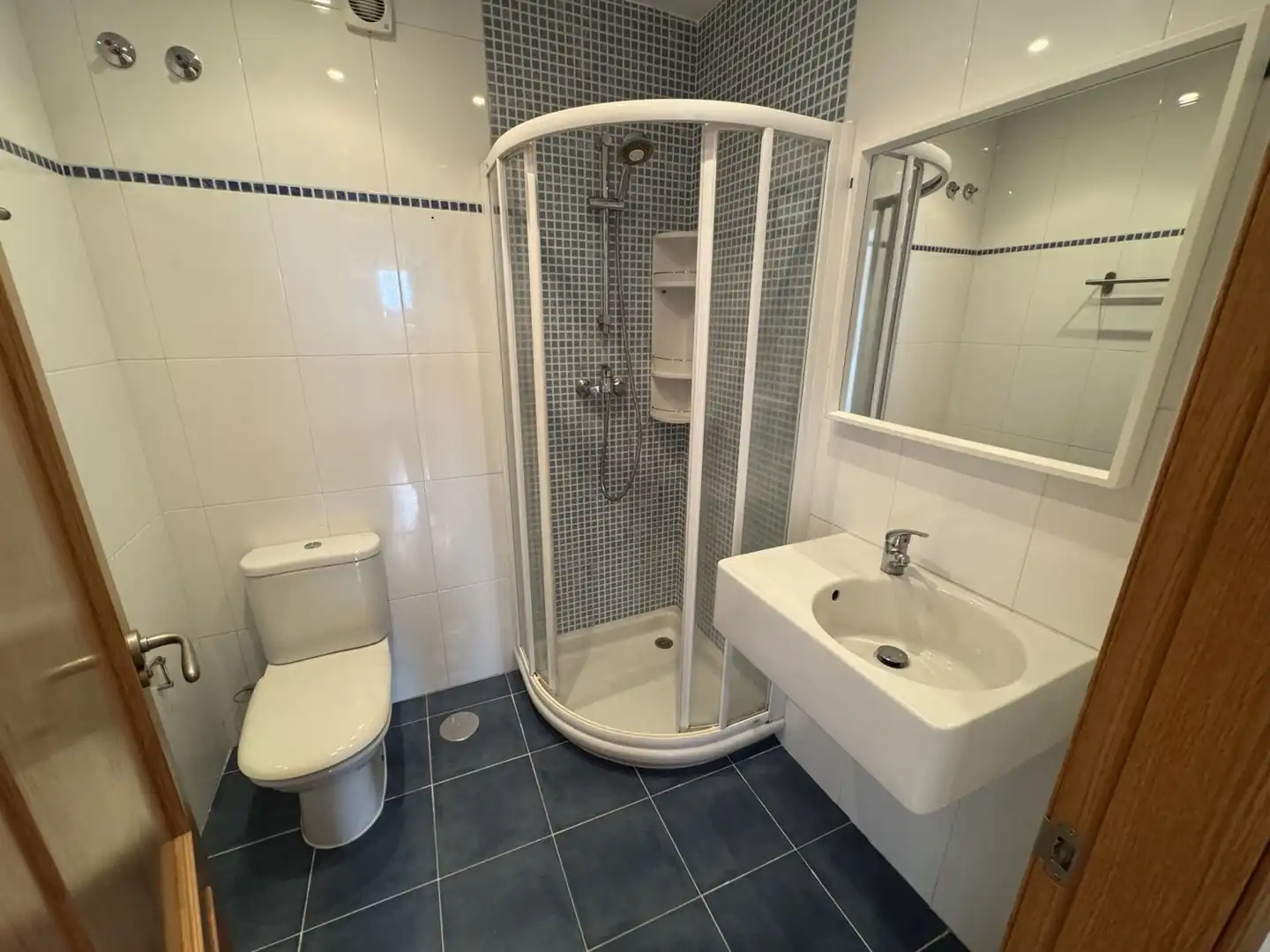 Baño de Piso de alquiler en Culleredo con Calefacción y Trastero