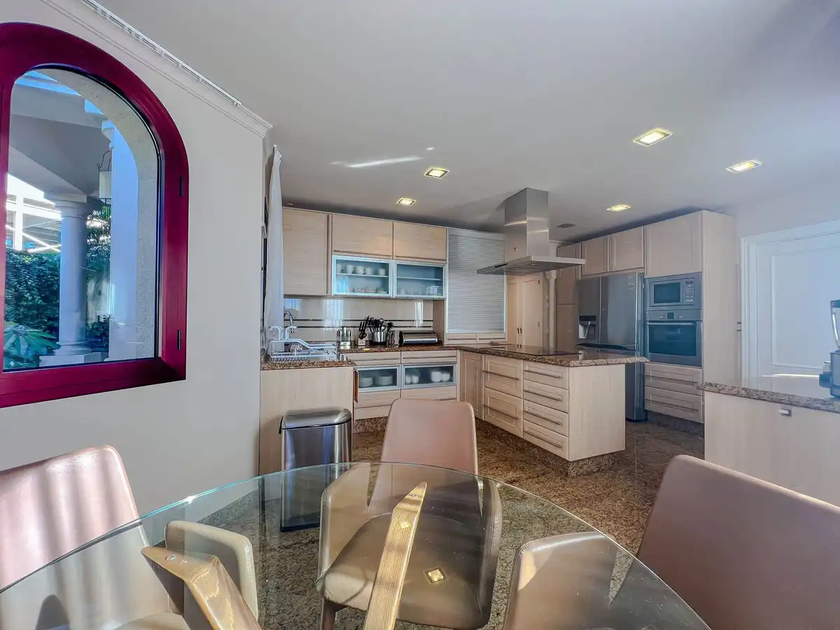 Cocina de Casa adosada en venta en Benahavís con Aire acondicionado y Terraza