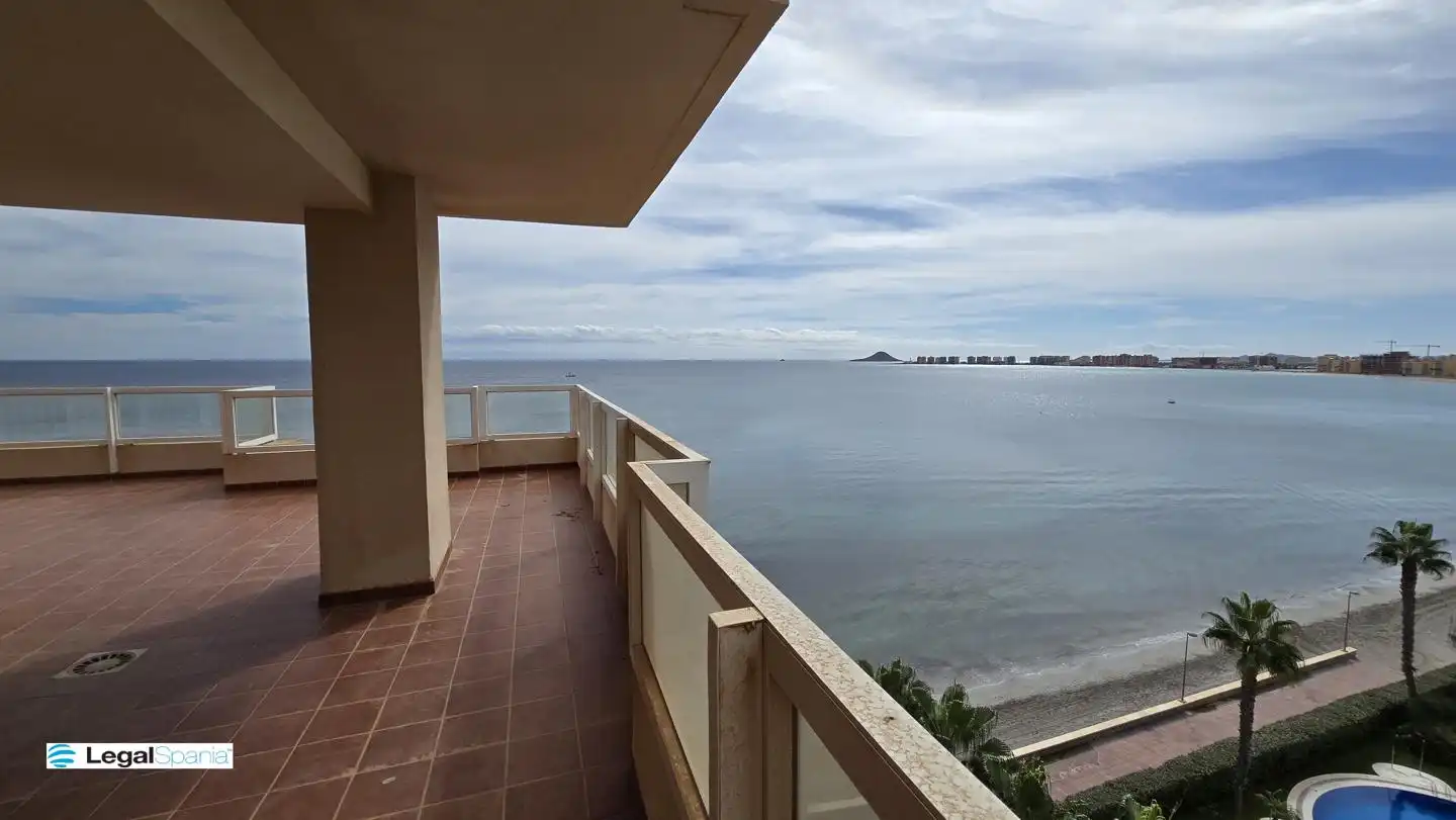 Schlafzimmer von Wohnungen zum Verkauf in La Manga del Mar Menor mit Klimaanlage, Heizung und Privatgarten
