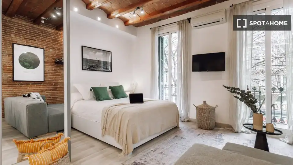 Flat with terrace to rent in Eixample