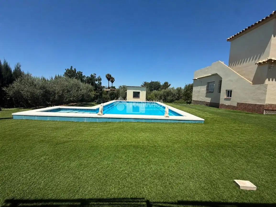Piscina de Finca rústica en venta en Arahal con Aire acondicionado y Calefacción