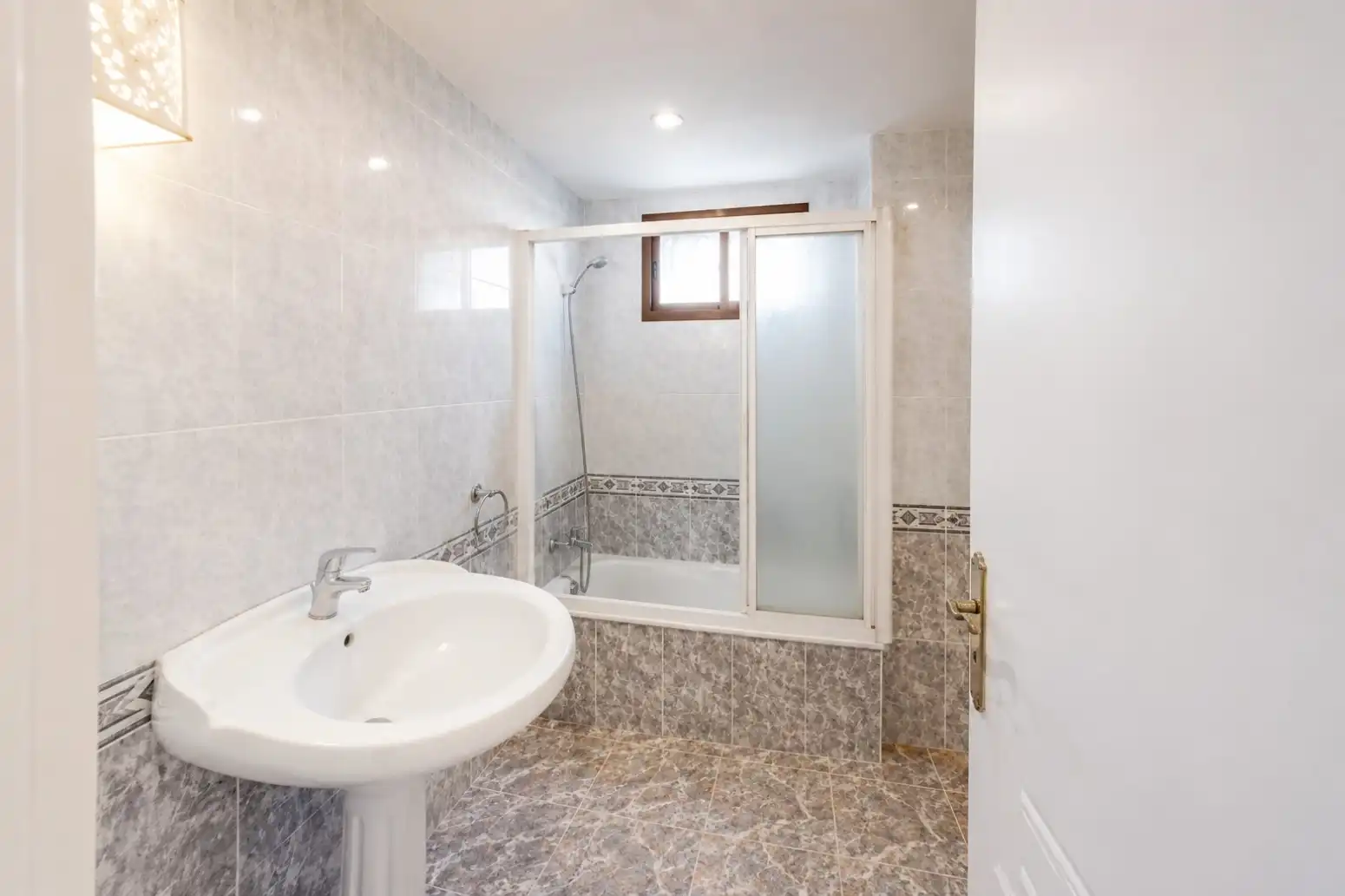 Bany de Pis en venda en Estepona amb Terrassa i Piscina comunitària