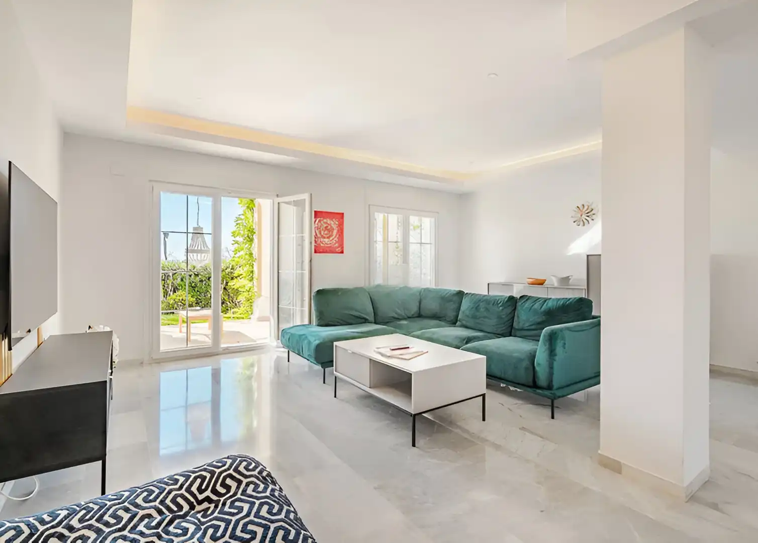 Sala d'estar de Casa adosada en venda en Estepona amb Aire condicionat, Jardí privat i Terrassa
