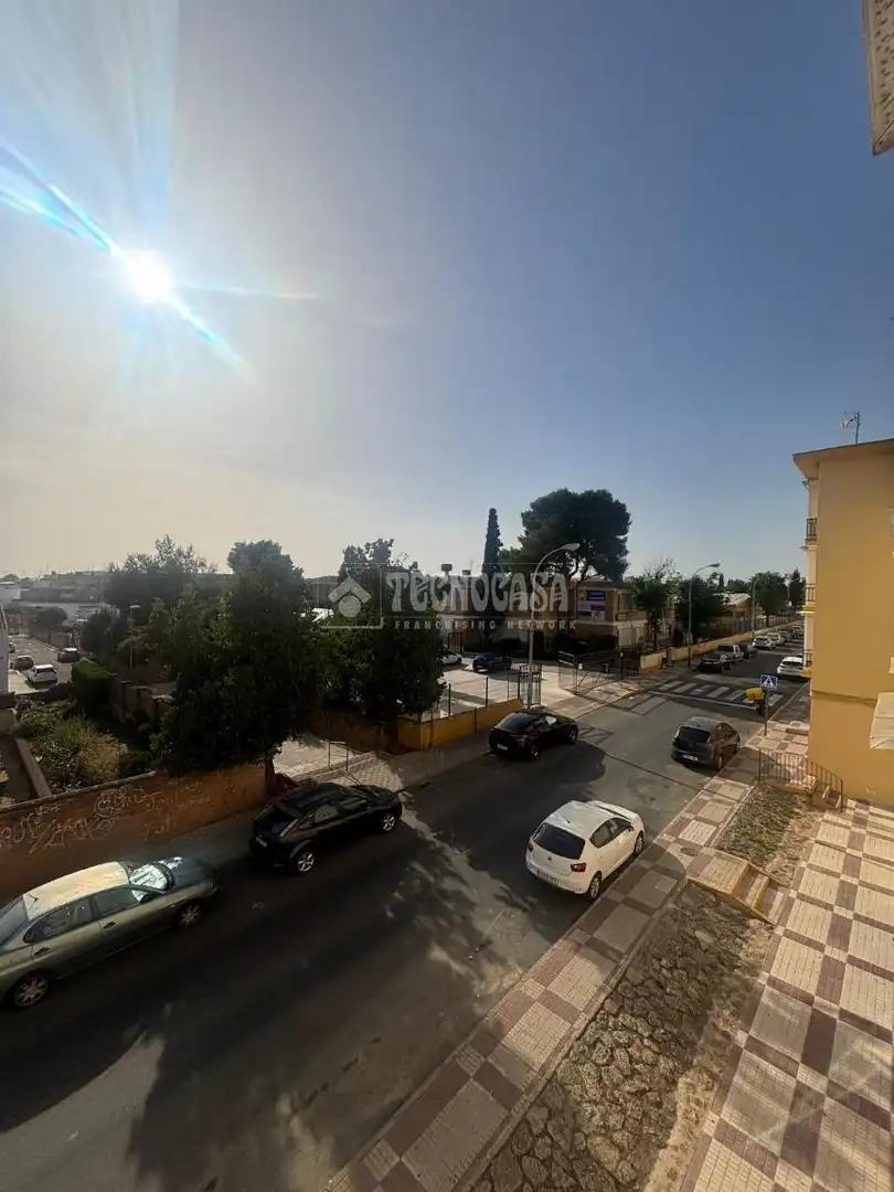 Außenansicht von Wohnung zum Verkauf in Alcalá de Guadaira mit Balkon