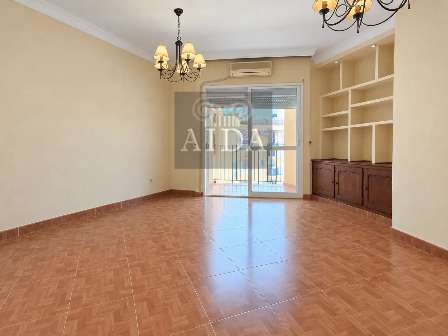 Sala d'estar de Pis en venda en Estepona amb Aire condicionat i Terrassa