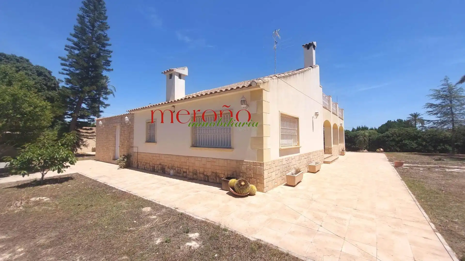 Außenansicht von Haus oder Chalet zur Miete in Elche / Elx mit Privatgarten, Terrasse und Abstellraum