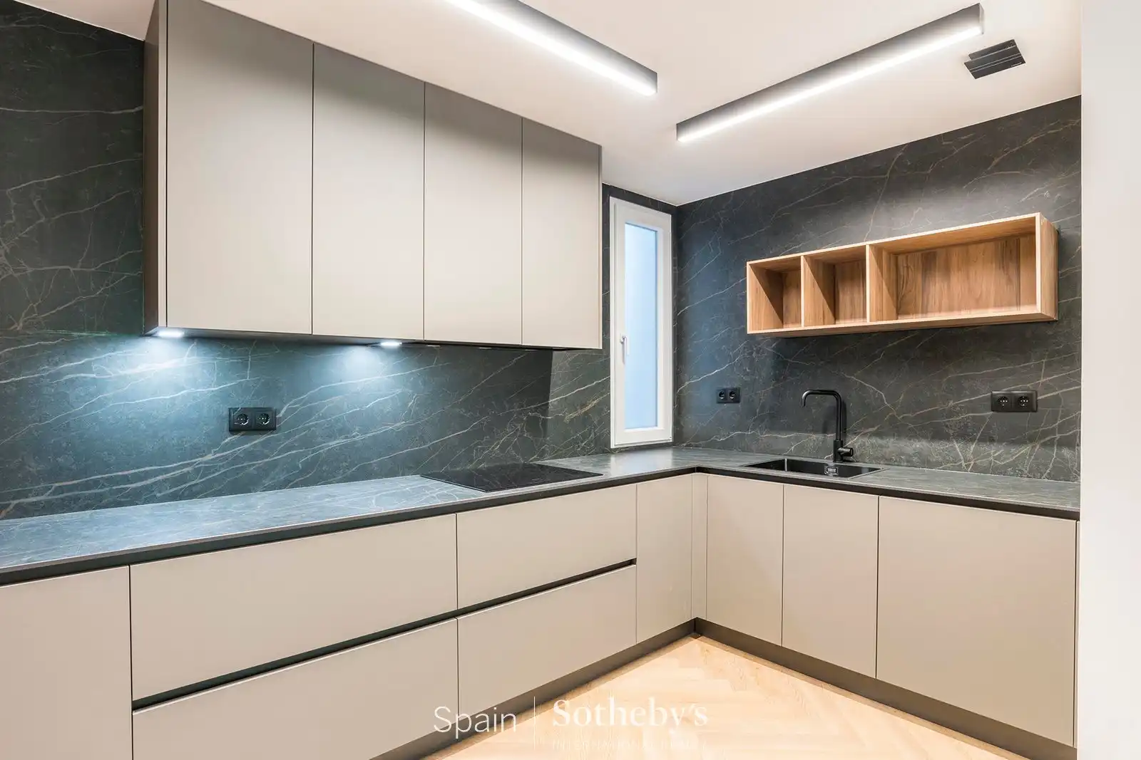 Cuina de Apartament en venda en Madrid amb Aire condicionat i Calefacció