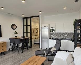 Cuina de Apartament de lloguer en Gelves amb Aire condicionat, Calefacció i Moblat
