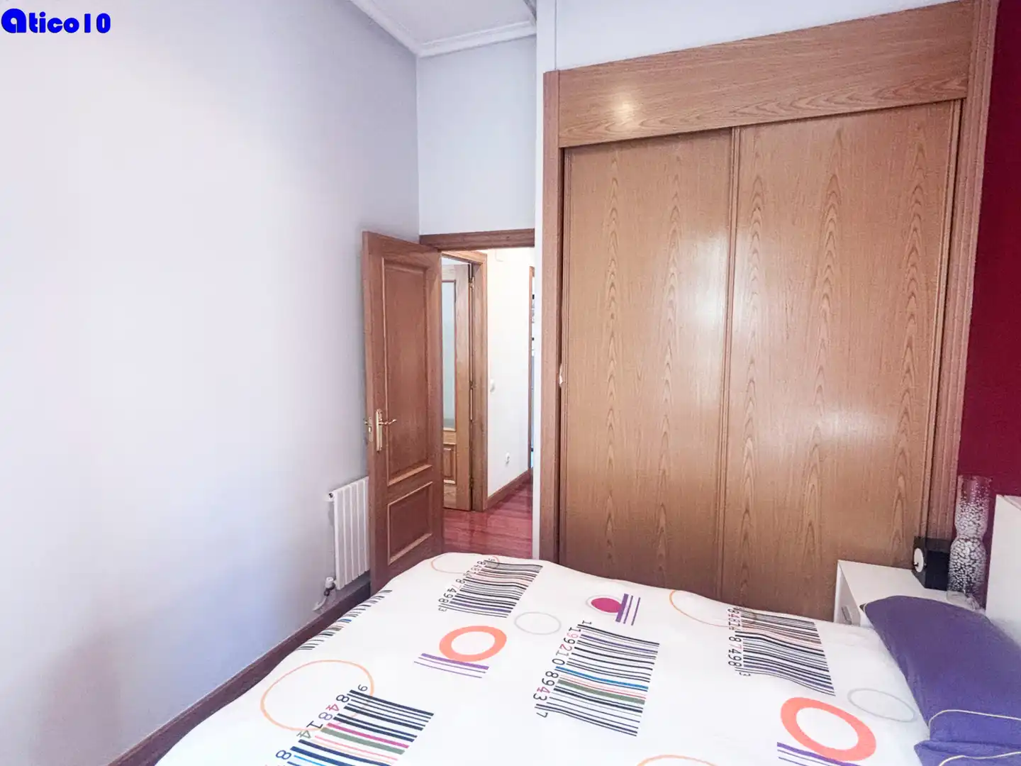 Dormitori de Pis en venda en Oviedo  amb Calefacció, Moblat i Forn