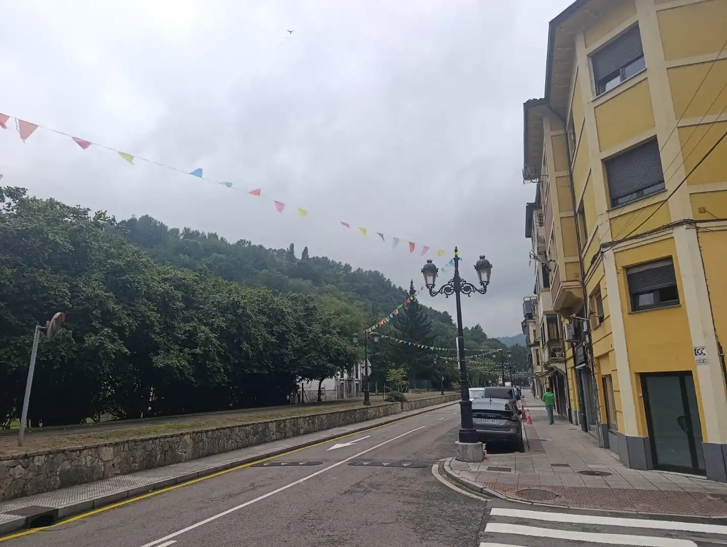 Vista exterior de Edifici en venda en Oviedo 