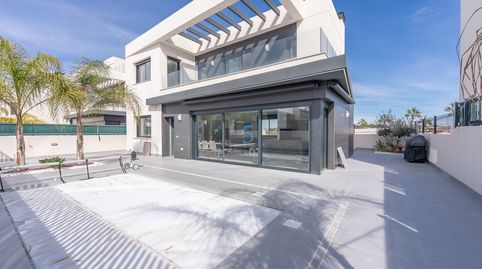Impresionante villa de 5 dormitorios y 4,5 baños orientada al sur con sótano convertido en La Finca Golf Resort! Situada en el cod