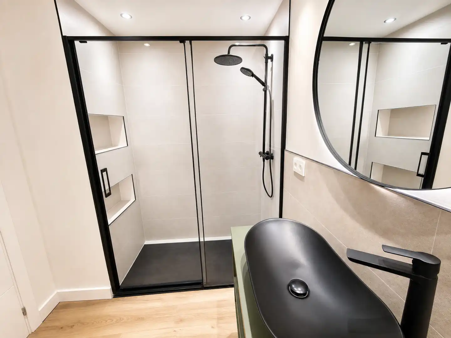Badezimmer von Wohnung zum Verkauf in Manilva mit Klimaanlage, Terrasse und Möbliert