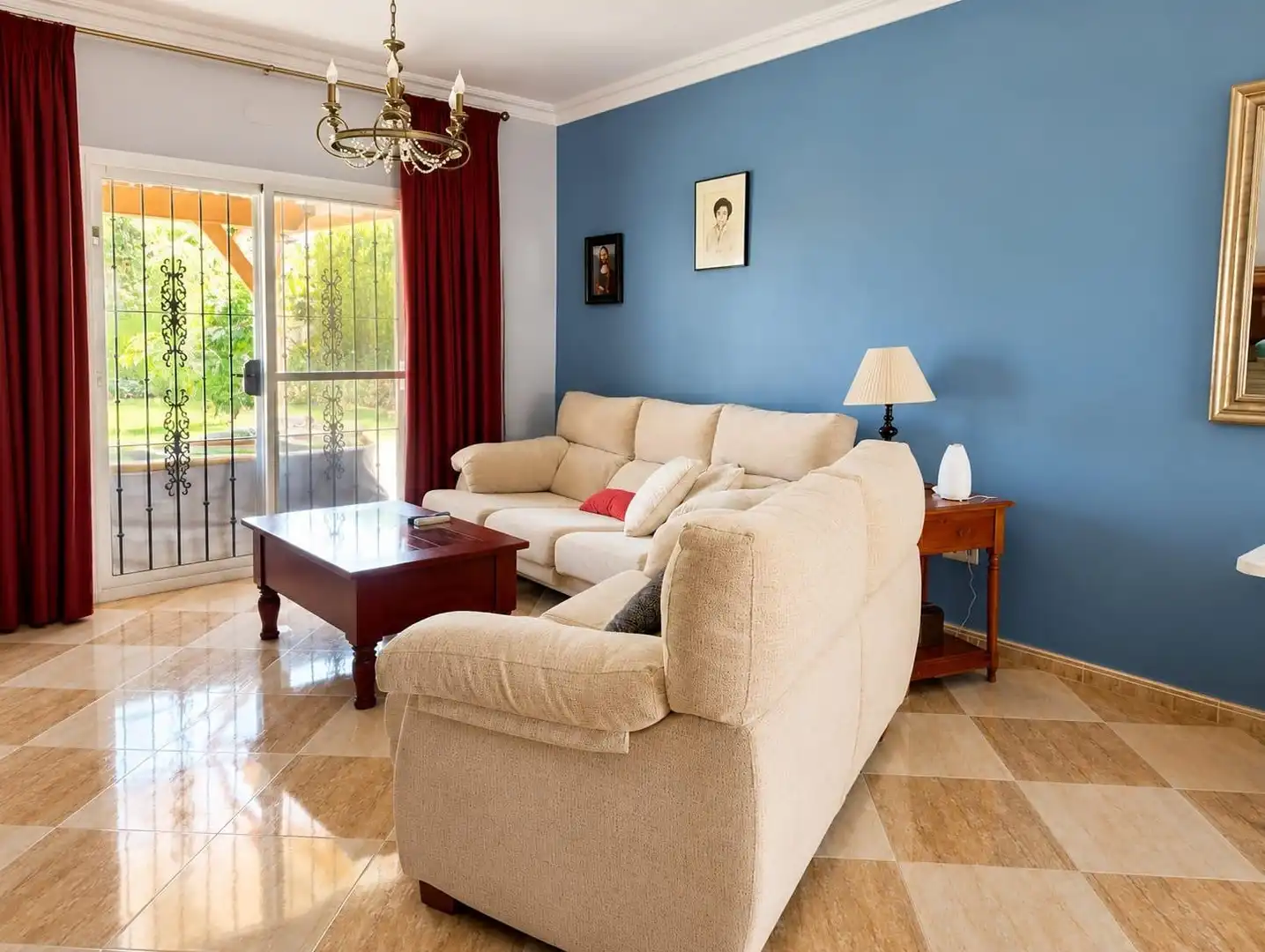 Sala d'estar de Casa o xalet en venda en Alhaurín de la Torre amb Aire condicionat, Terrassa i Traster