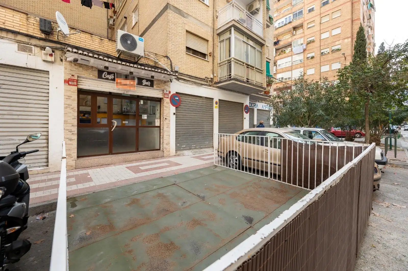 Vista exterior de Local en venta en Granada con Aire acondicionado y Amueblado
