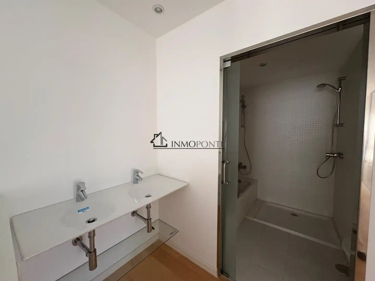Baño de Piso de alquiler en Pontevedra Capital  con Calefacción y Trastero