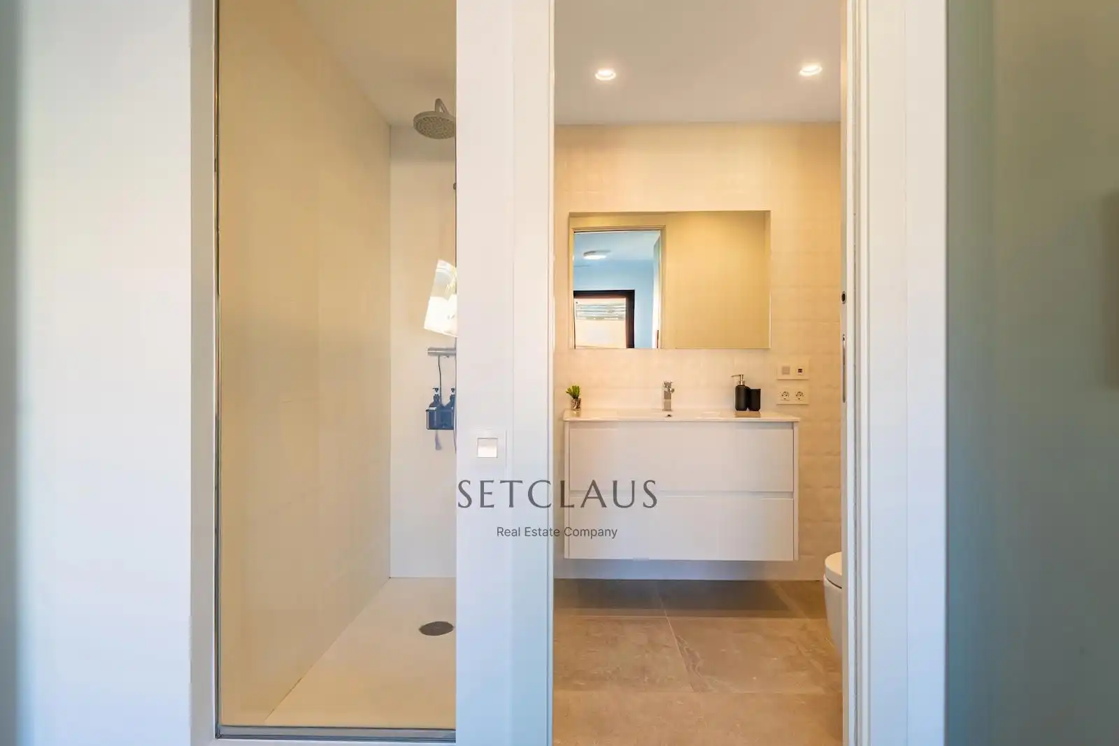 Bathroom of Flat for sale in El Masnou  with Air Conditioner, Heating and Terrace