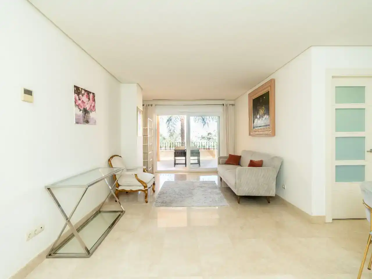 Sala de estar de Piso en venta en Marbella con Aire acondicionado, Terraza y Piscina