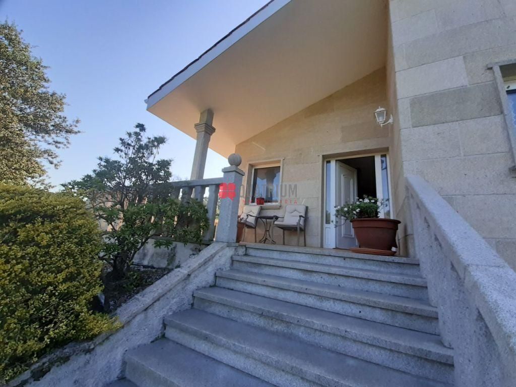 Vista exterior de Casa o xalet en venda en Santiago de Compostela  amb Calefacció, Terrassa i Traster