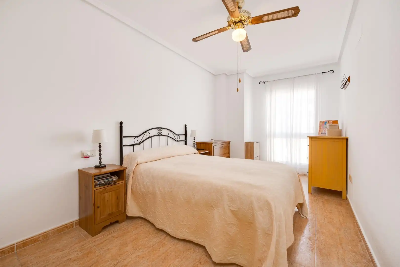 Habitación de Apartamento en venta en Torrevieja con Aire acondicionado, Terraza y Trastero