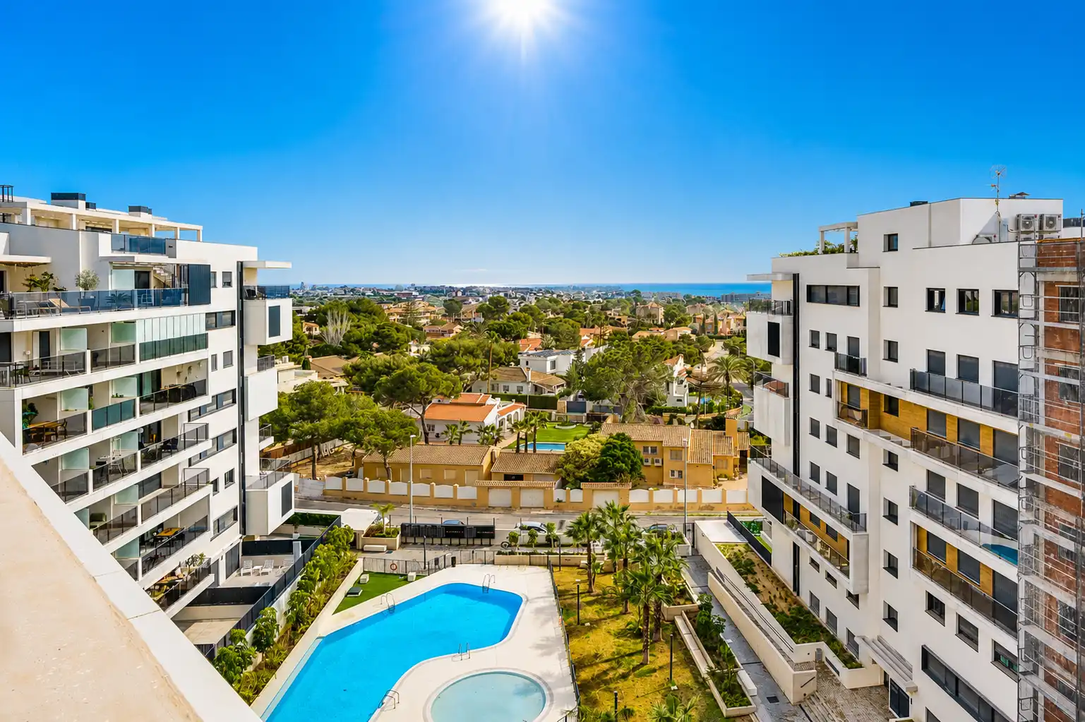 Vista exterior de Àtic en venda en Orihuela amb Aire condicionat, Terrassa i Traster