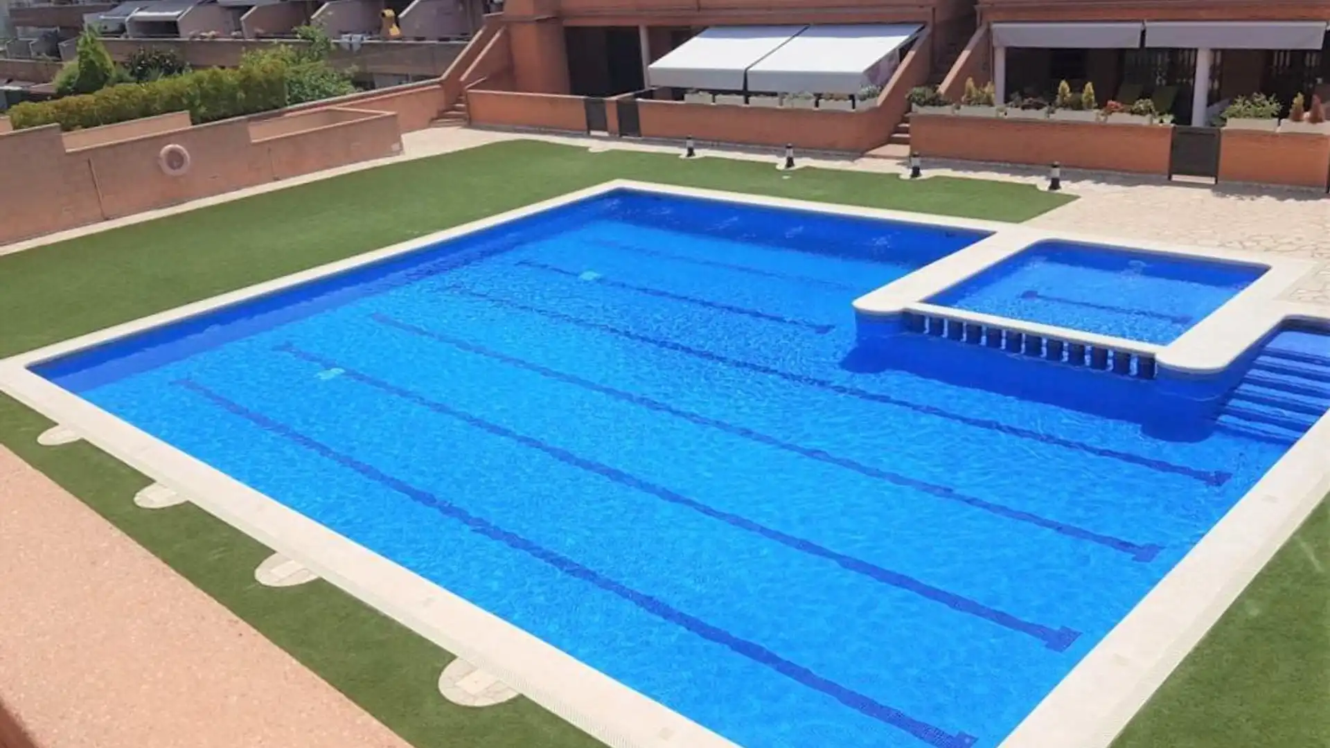 Schwimmbecken von Dachboden zum Verkauf in Cubelles mit Klimaanlage, Heizung und Privatgarten