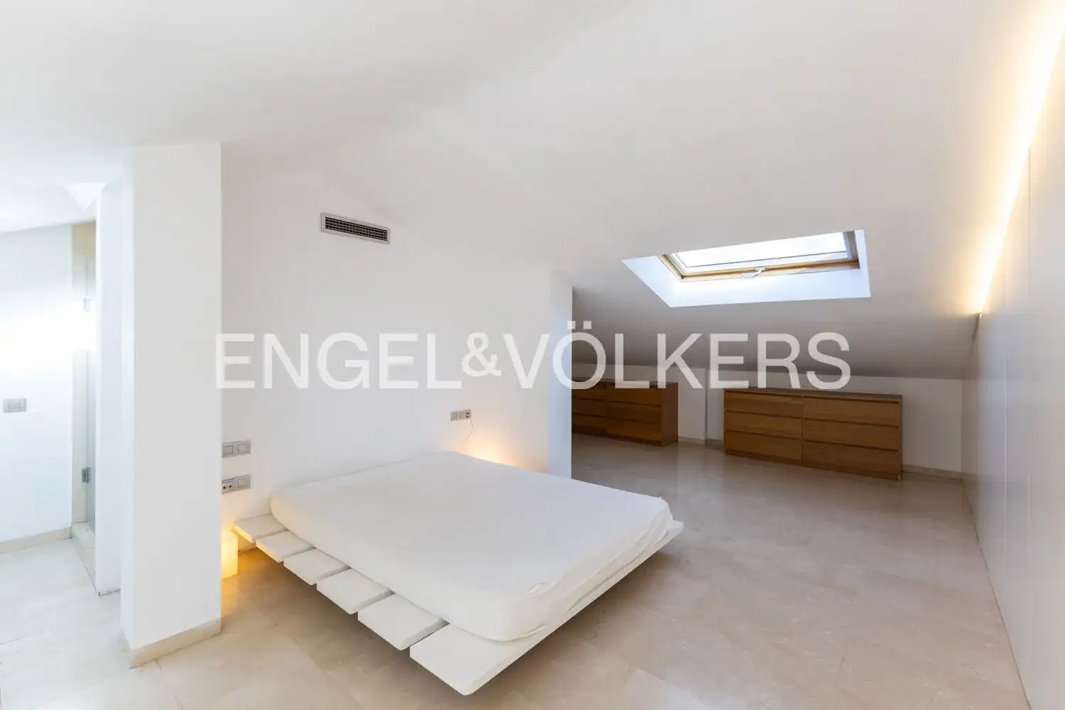 Habitación de Dúplex en venta en Valencia con Aire acondicionado y Calefacción