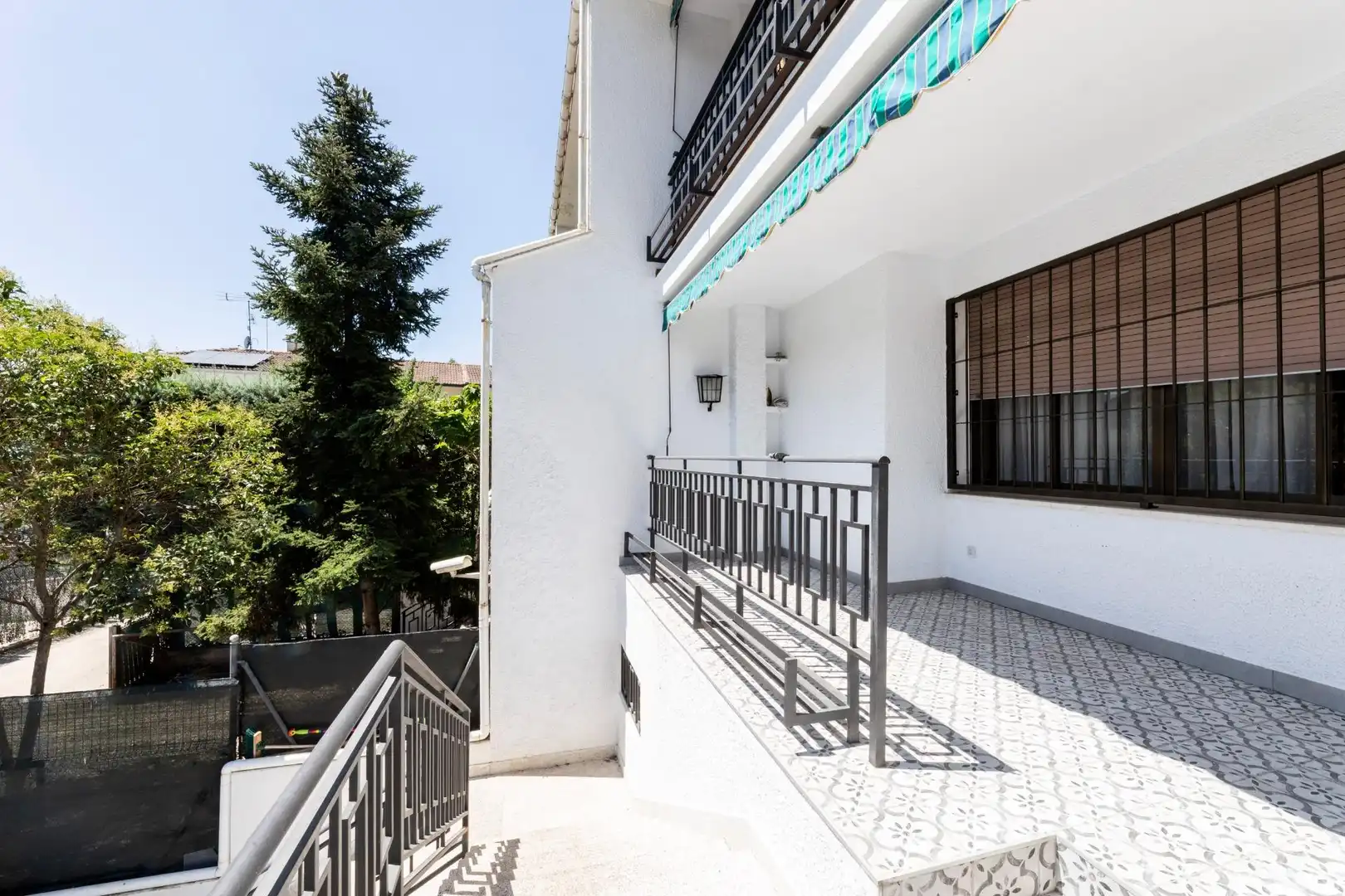 Vista exterior de Casa adosada en venda en Torrelodones amb Calefacció i Alarma