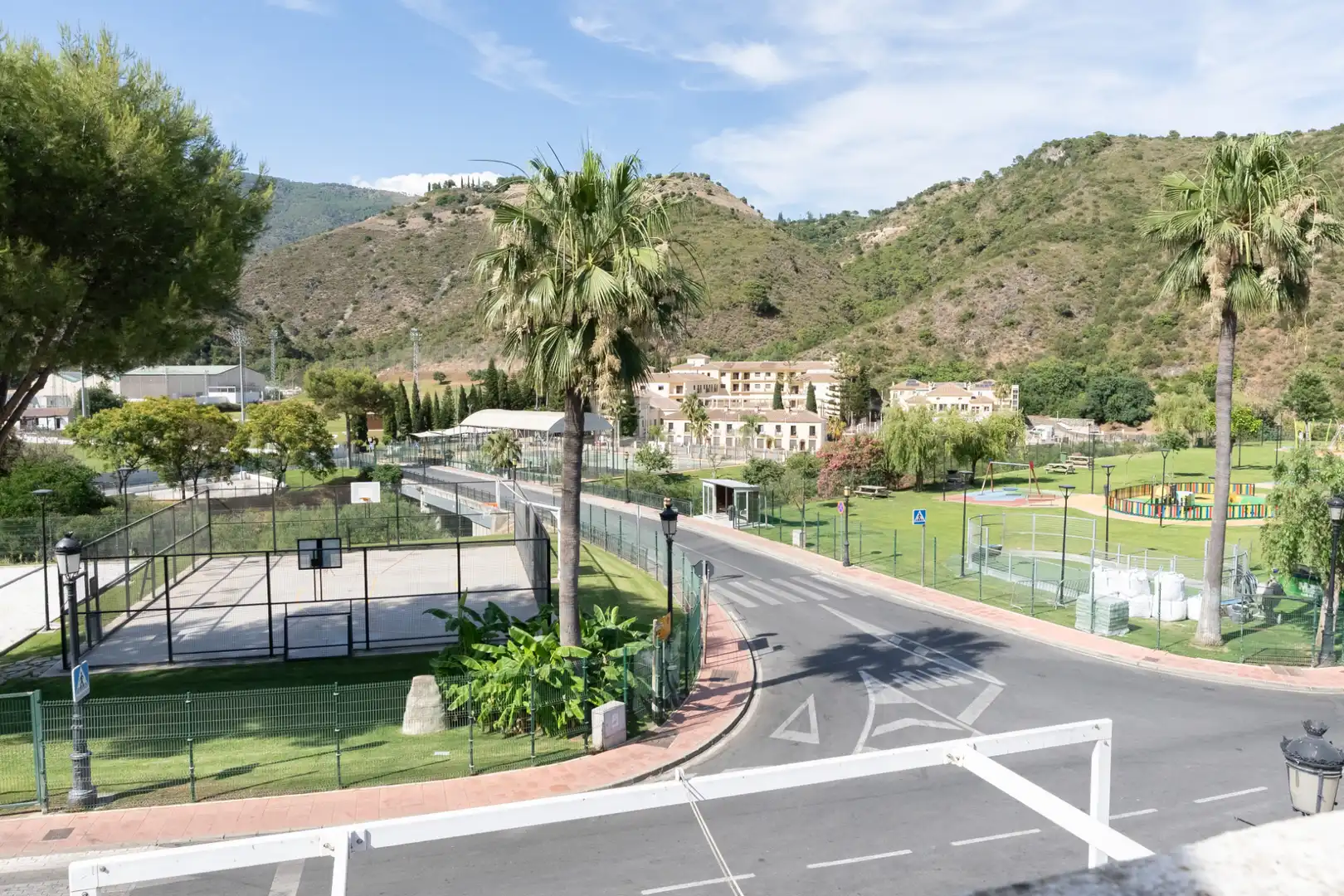 Vista exterior de Piso en venta en Benahavís con Trastero, Amueblado y Alarma