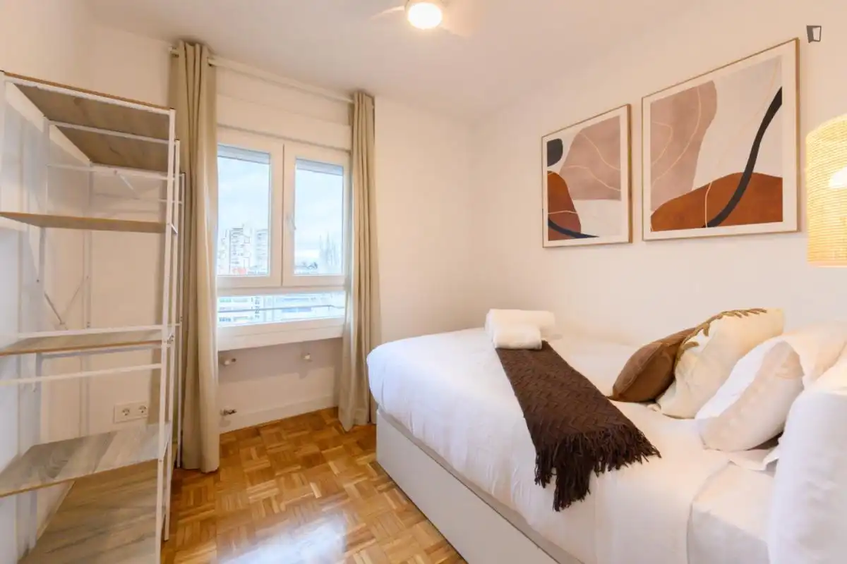Schlafzimmer von Wohnungen zur Miete in Madrid mit Klimaanlage, Heizung und Möbliert