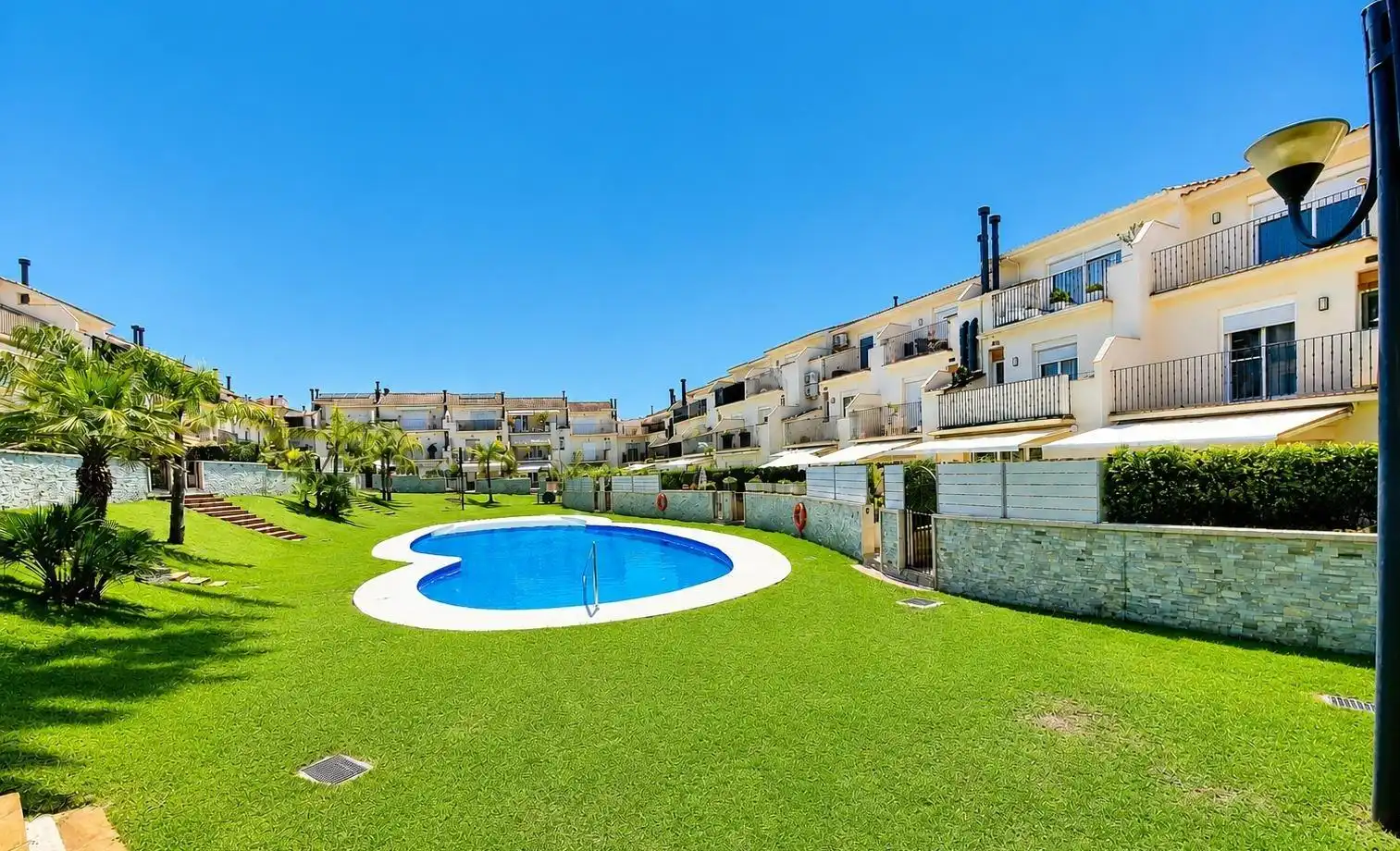 Garten von Einfamilien-Reihenhaus zum Verkauf in Sitges mit Klimaanlage, Heizung und Privatgarten